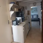 2bed House Sleeps 4 - Parking Views 3min To Town بيت للعطل