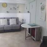 2bed House Sleeps 4 - Parking Views 3min To Town بيت للعطل