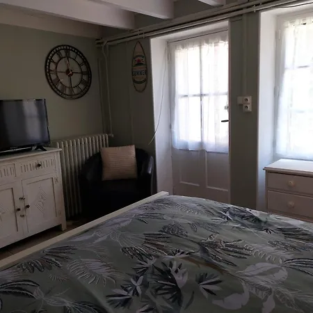 Charming Two Bedroom With Beautiful Gardens Holiday home *