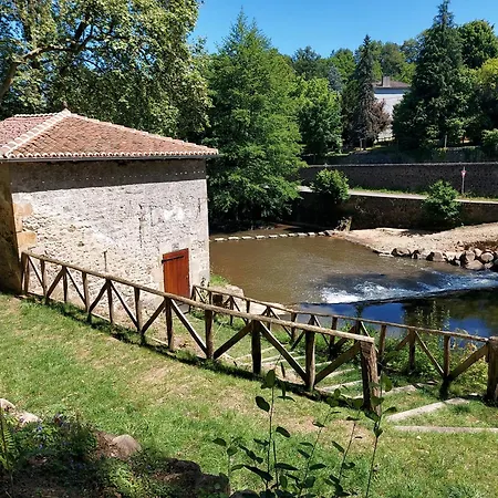 Charming Two Bedroom With Beautiful Gardens Holiday home Confolens