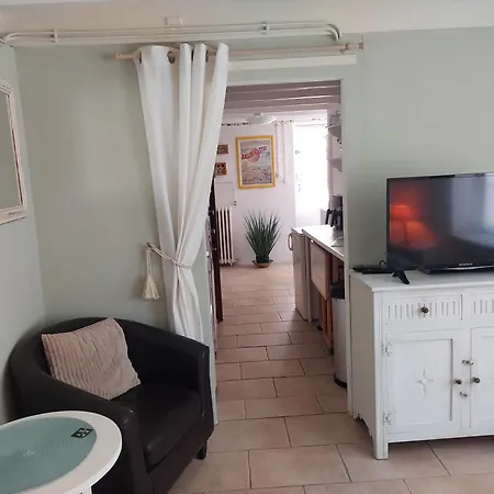 Charming Two Bedroom With Beautiful Gardens Holiday home Confolens