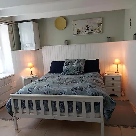Holiday home Charming Two Bedroom With Beautiful Gardens