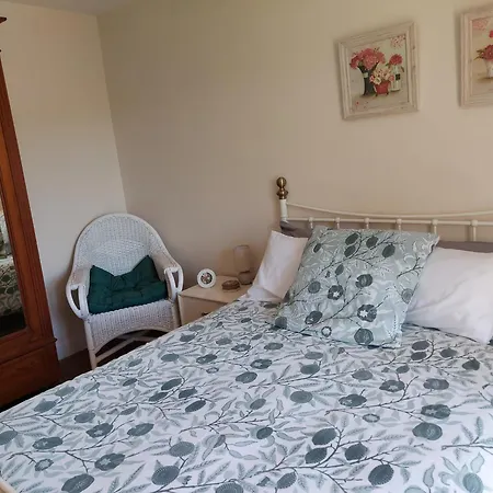 Charming Two Bedroom With Beautiful Gardens Holiday home