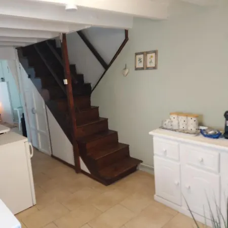 Holiday home Charming Two Bedroom With Beautiful Gardens