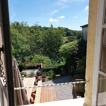 Holiday home Charming Two Bedroom With Beautiful Gardens