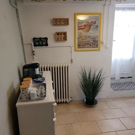 Holiday home Charming Two Bedroom With Beautiful Gardens *
