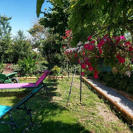 Holiday home Charming Two Bedroom With Beautiful Gardens